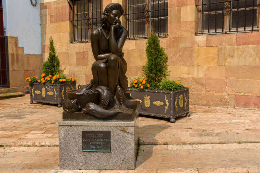 Oviedo 060 - escultura Pescadera.jpg